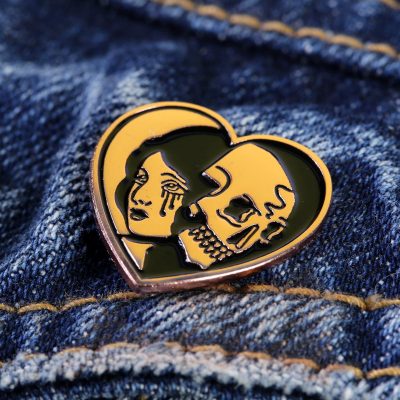Pin dorado 2